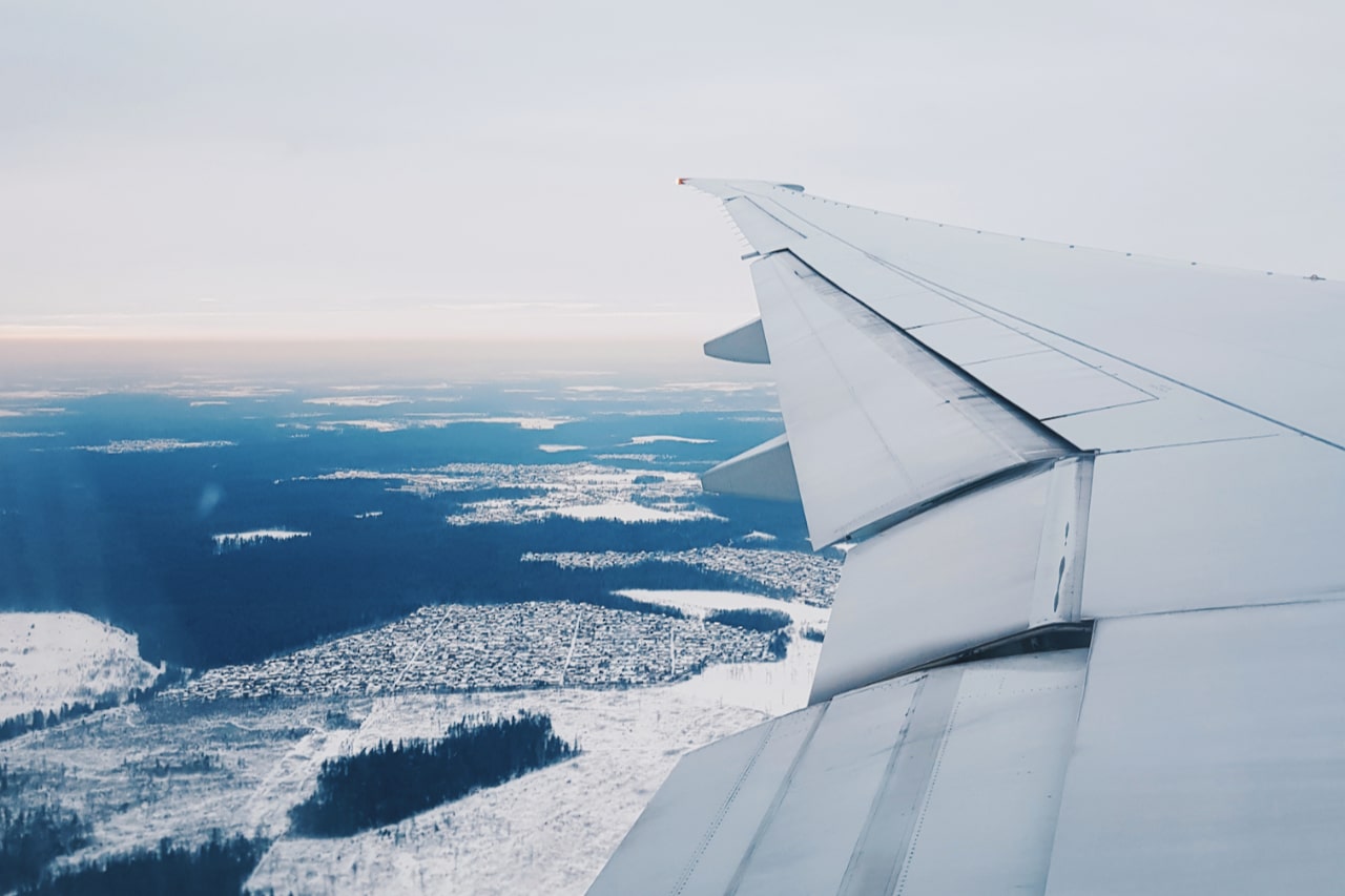 Lentokone talvimaiseman yllä • Taksi Rovaniemi